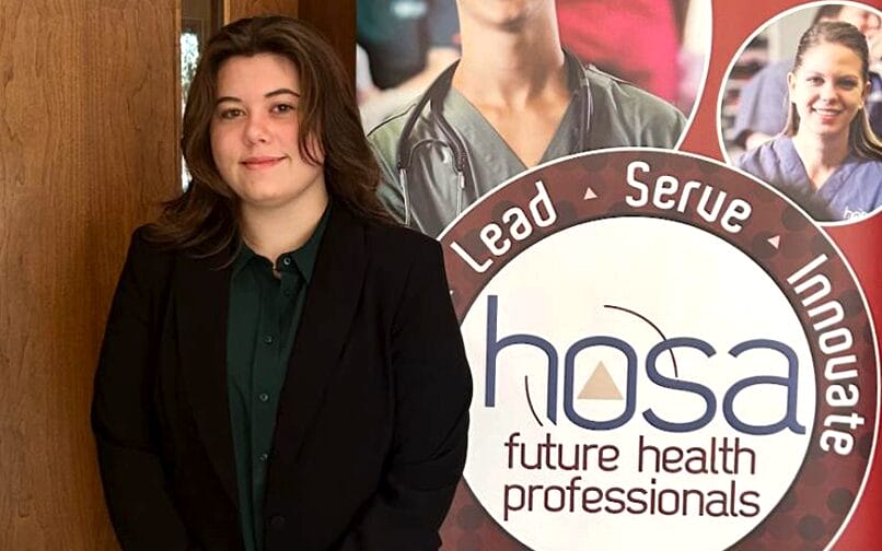 студент улыбается