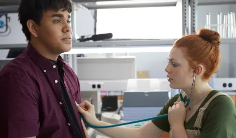 Девушка слушает сердцебиение своего партнера