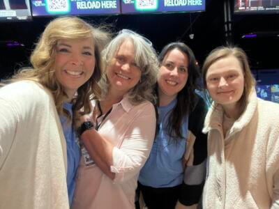 Женщина улыбается