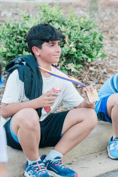 Мальчик держит золотую медаль