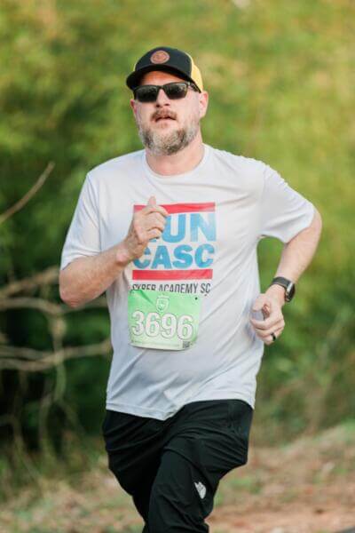 Мужчина бежит в футболке CASC