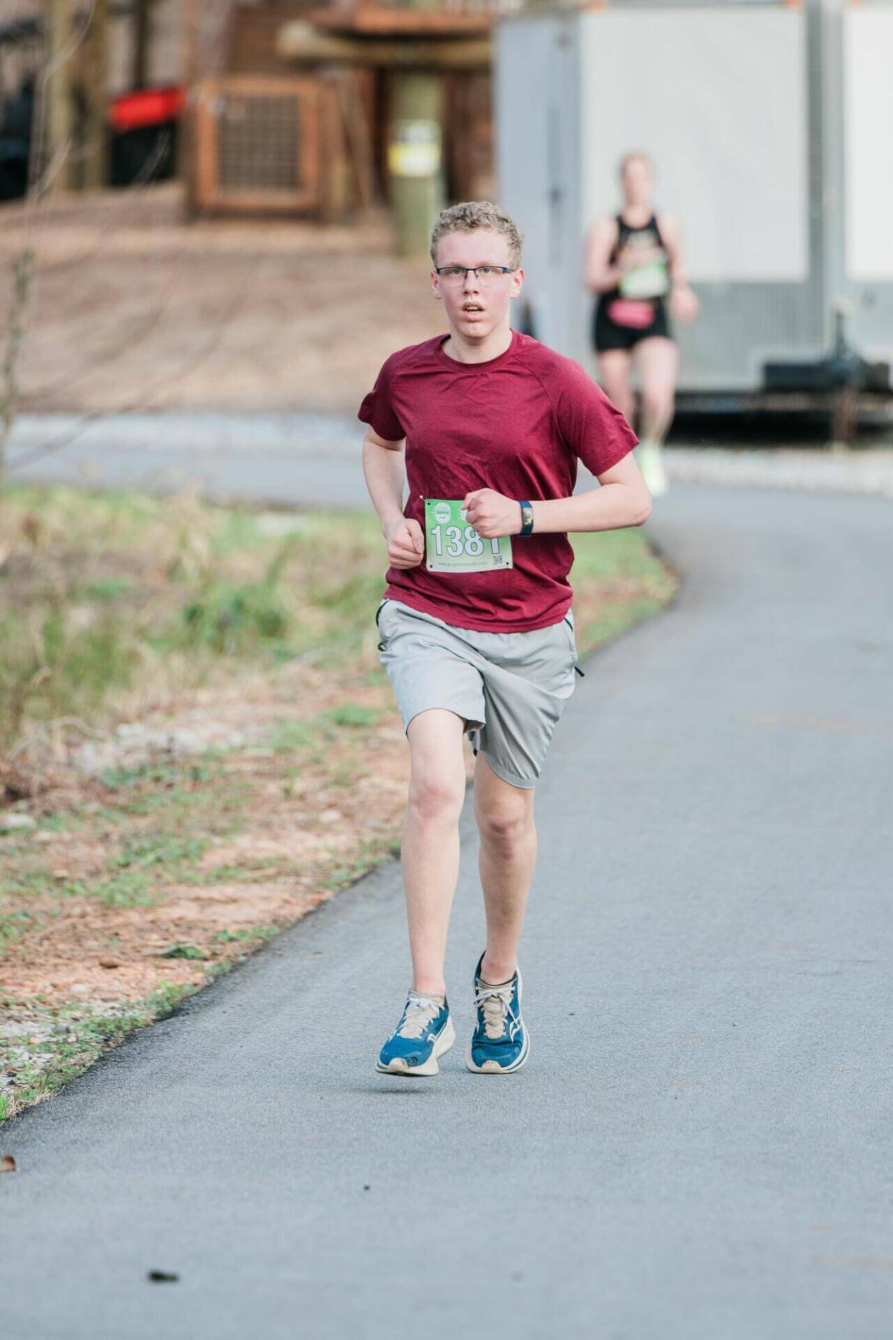 Мальчик в красной рубашке бежит