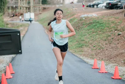 Бегущая девушка с номером 370 на груди