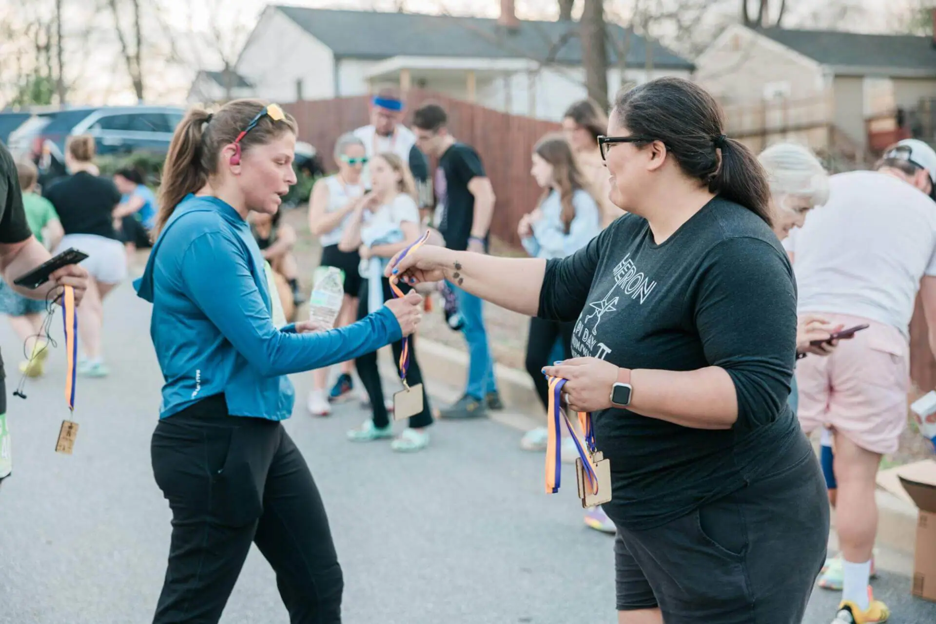 Девушка в черной рубашке делится медалями