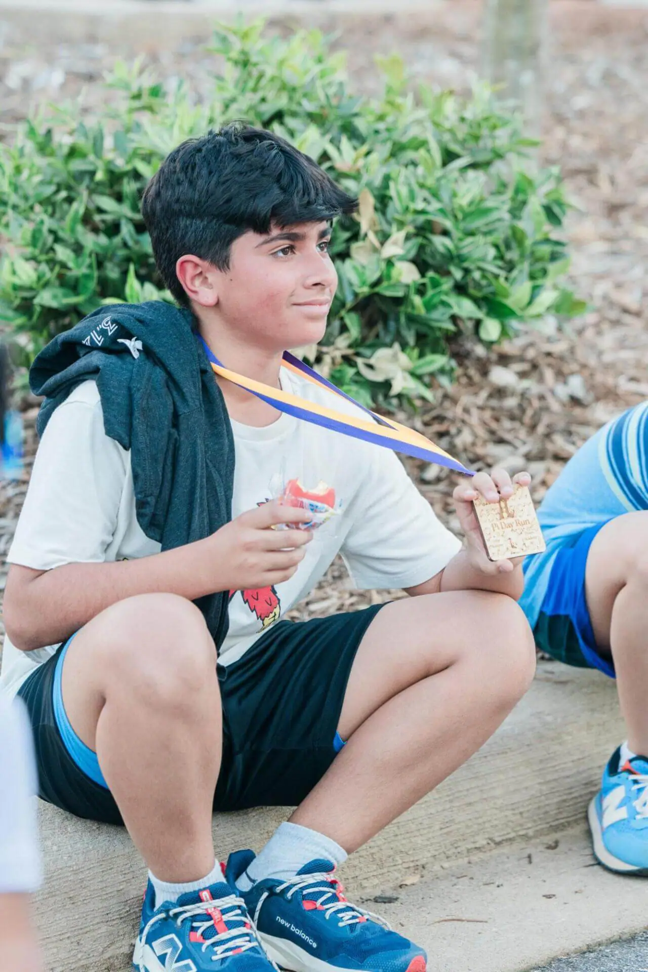 Мальчик держит золотую медаль