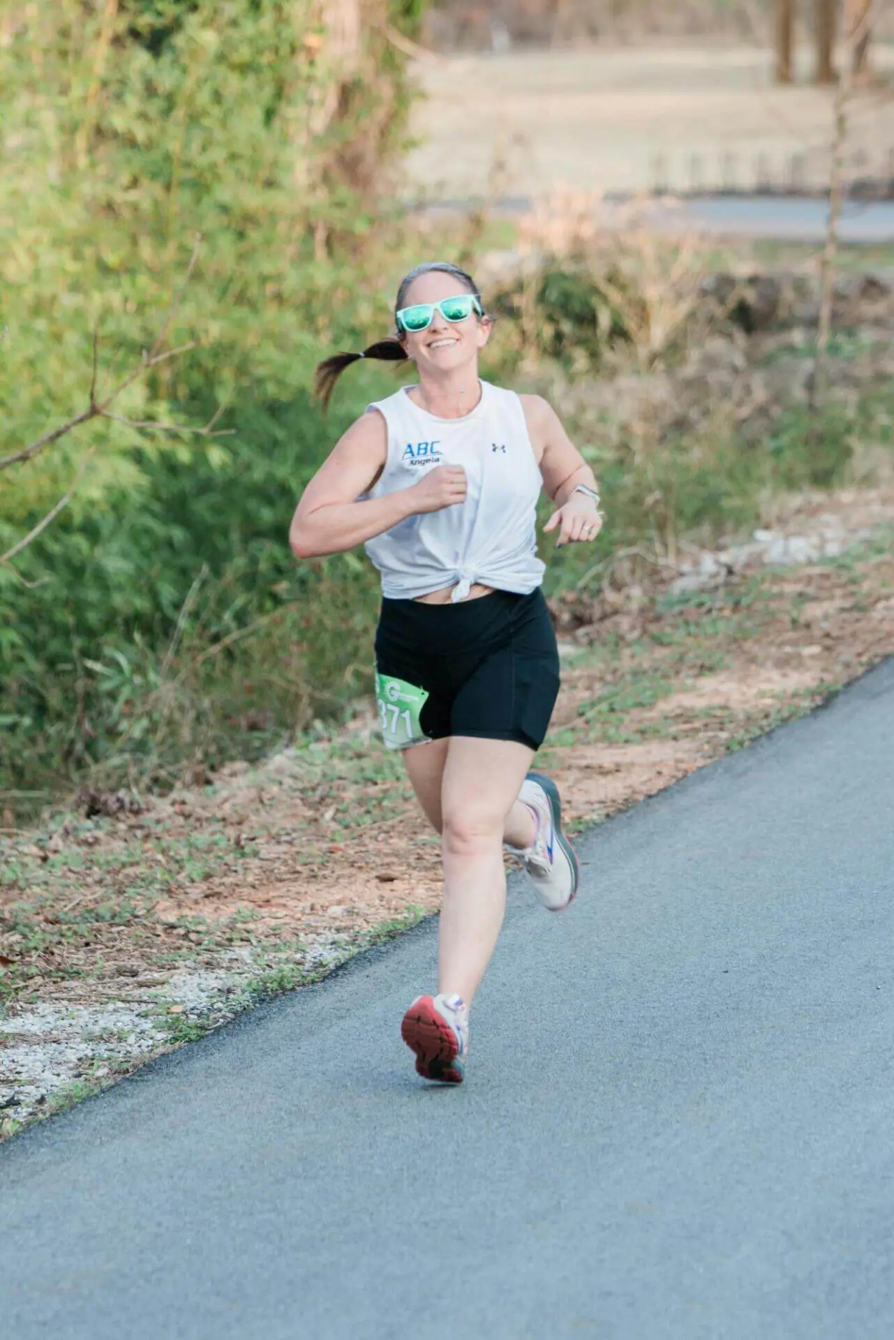 Девушка развлекается во время бега