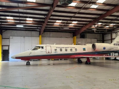 Частный самолет в просторном ангаре с надписью "Перевозка органов и тканей".