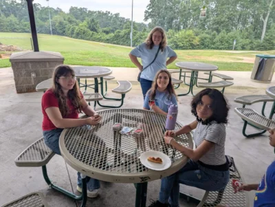 Дети едят пиццу