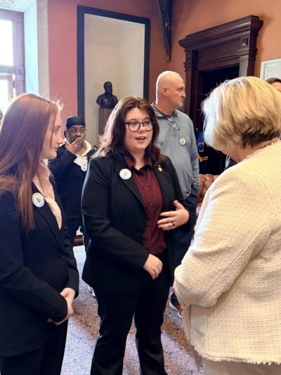 девушки беседуют с женщиной-специалистом